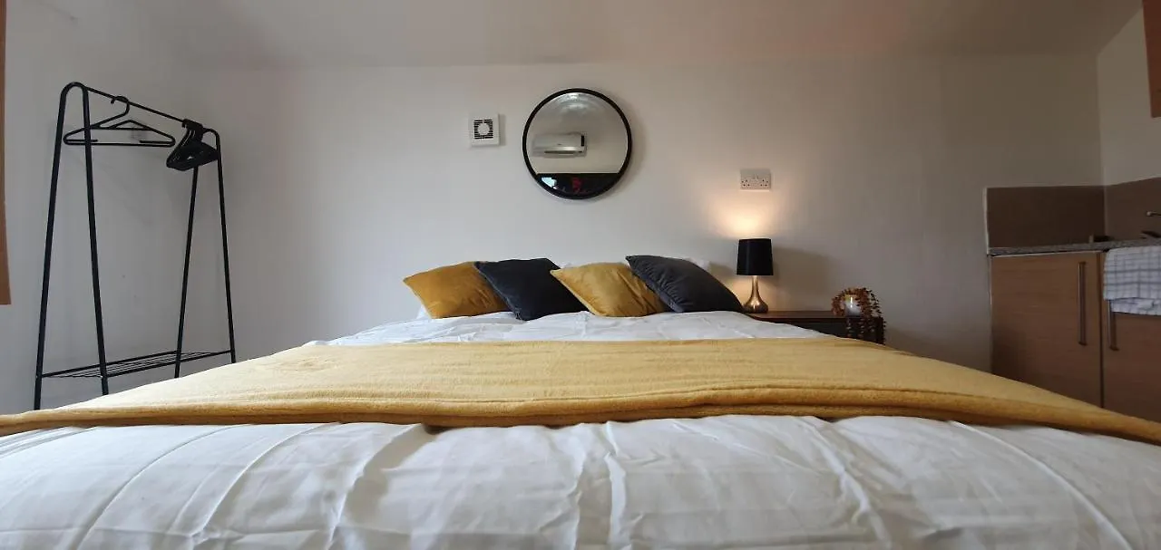 Fast Broadband, Budget Stay, Free Netflix. Cardiff 0*,
