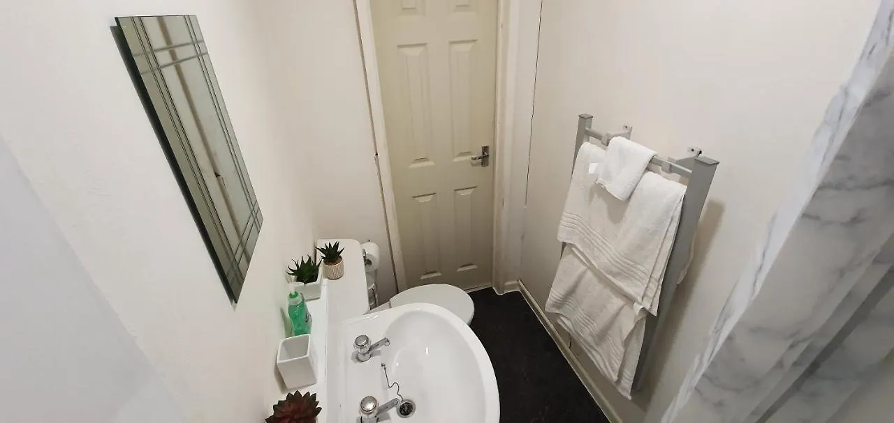 Fast Broadband, Budget Stay, Free Netflix. Cardiff Apartment