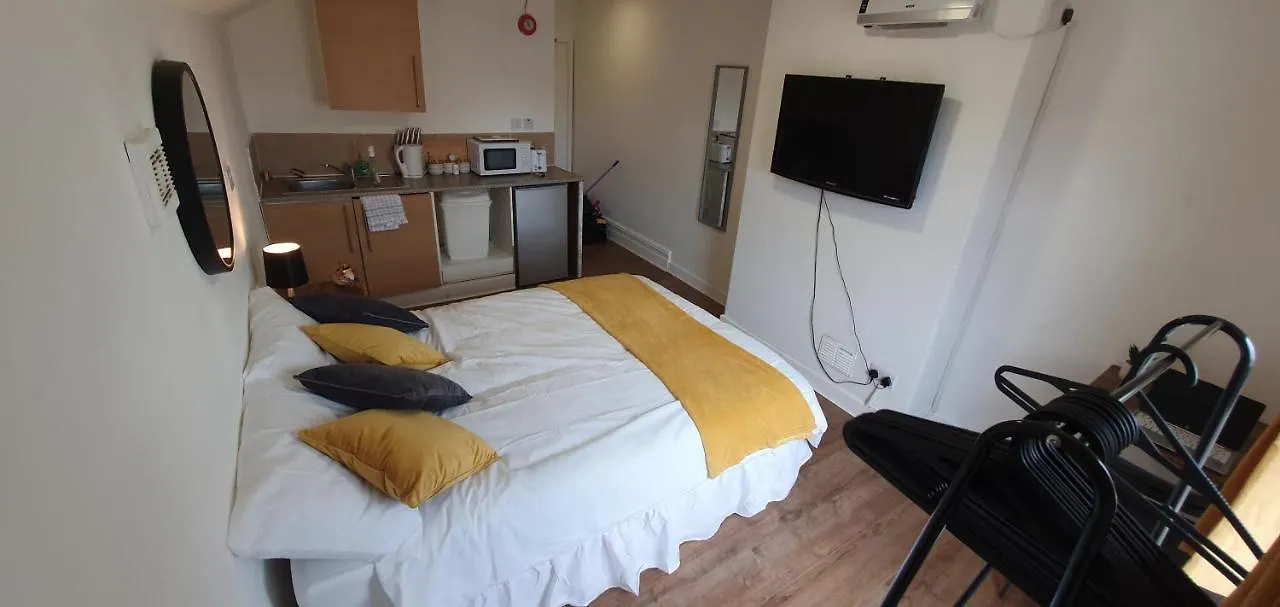 Fast Broadband, Budget Stay, Free Netflix. Cardiff Apartment
